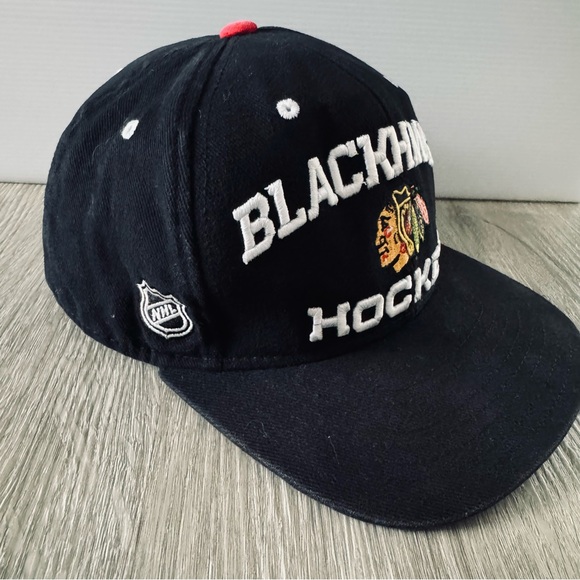 Reebok Center Ice Collection Chicago Blackhawks Flat Brim SnapBack Hat - Picture 3 of 8
